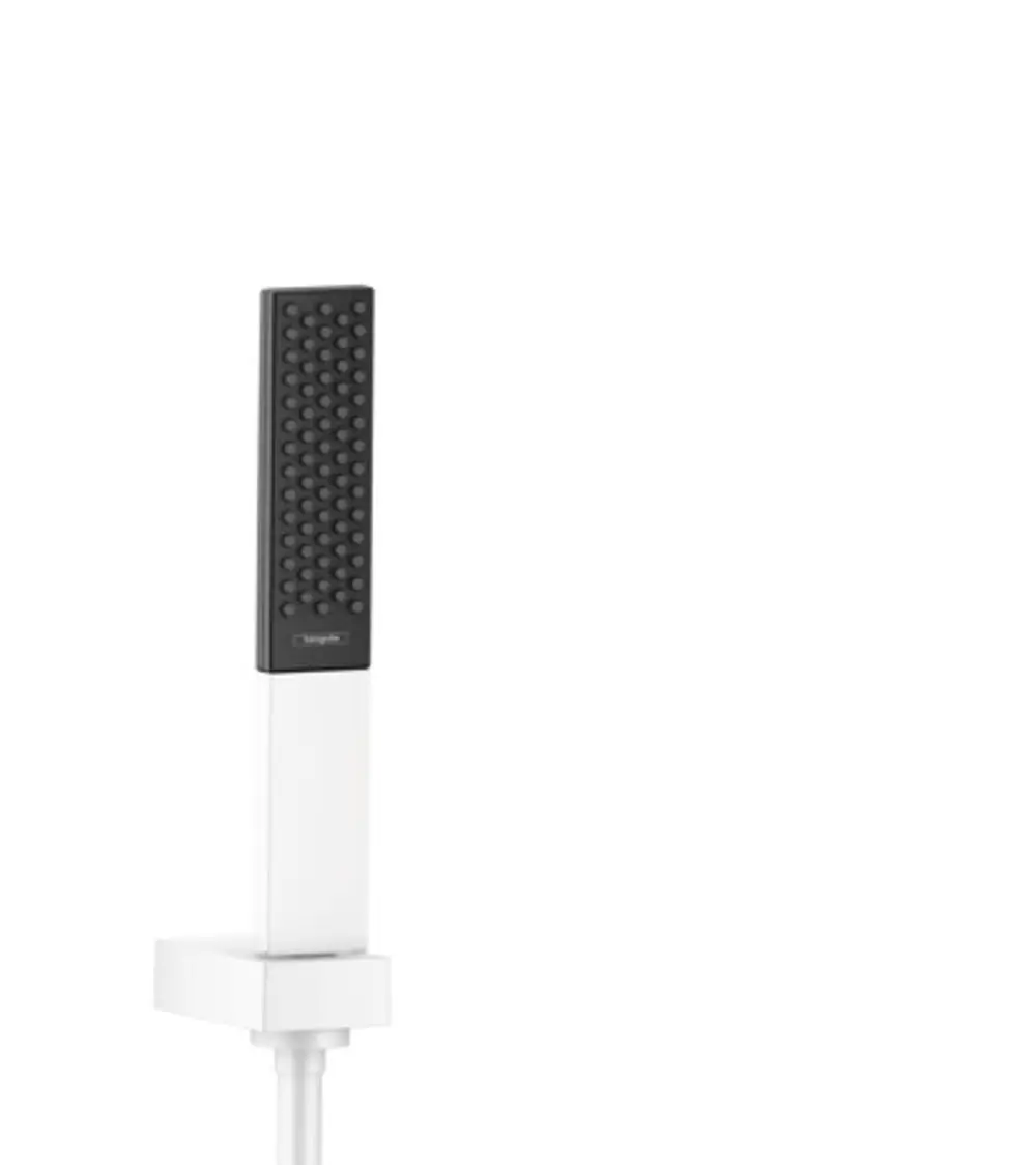 Brausehalterset mit ansprechendem Design, montiert an einer vertikalen Halterung. Die Marke Hansgrohe ist deutlich erkennbar, der Brauseschlauch ist ebenfalls sichtbar.